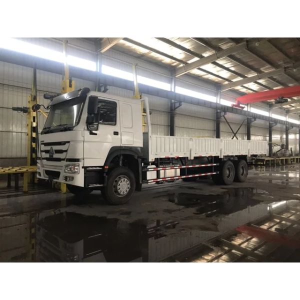 White SINOTRUK HOWO 6X4 Heavy Cargo Truck Euro II Emission Standard