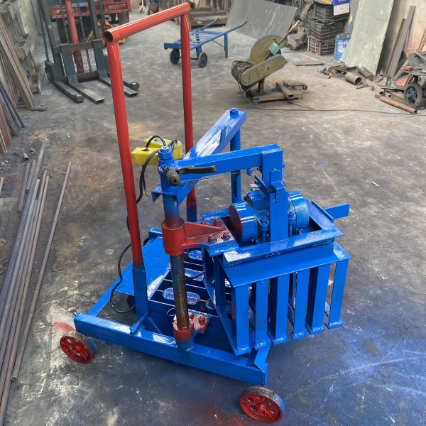 Good Hollow Block Making Machine for Concrete Clay Voltage 380V Weight KG 200 kg