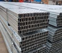 Máquina de moldagem de rolos para suportes de montagem solar de chapéu de purlin de aço PV