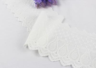 O plano branco bordou o teste padrão de flor da fita do laço do algodão para o vestido do inverno 12,5 larguras do cm