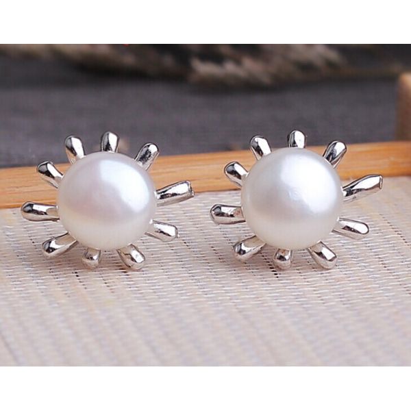 Pearl stamen stud earrings