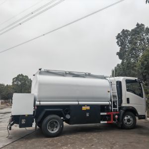 HOWO Fuel Computer Refueling Fuel Dispensing Lube Truck Vehicle