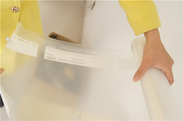 O material de nylon plástico do PE e a superfície de gravação que seguram o saco de empacotamento do aferidor do vácuo da poupança do alimento da categoria comercial rolam