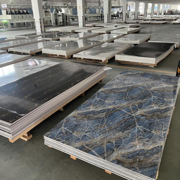 Estilo de diseño moderno Alta cobertura UV brillante PVC hoja de mármol impermeable e impermeable