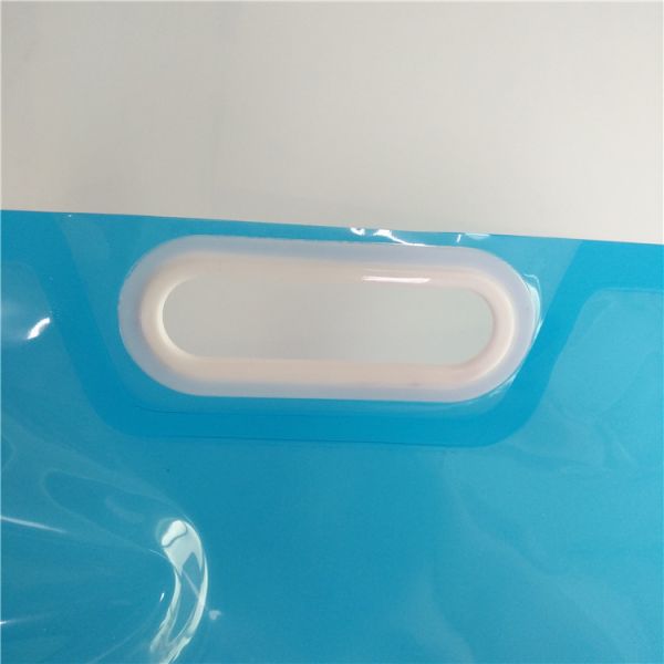 Os sacos líquidos exteriores do armazenamento, água potável levantam-se o malote do bico com punho