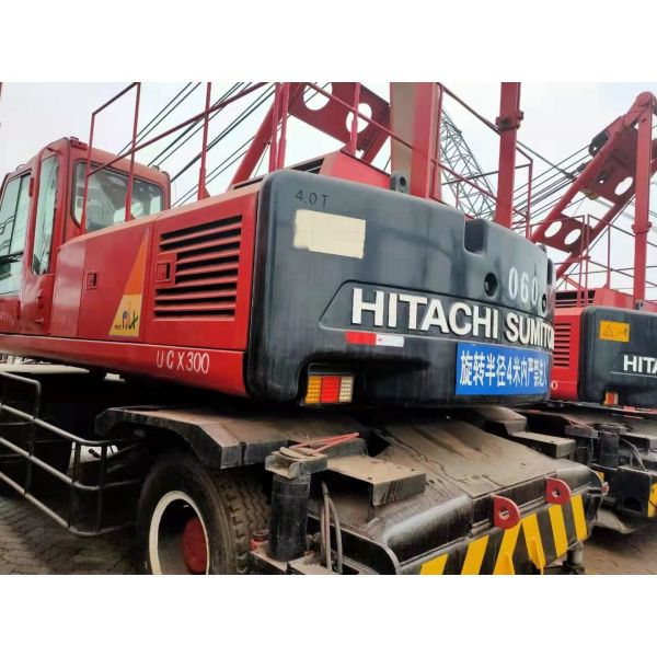 Red 110KW 2100RPM Full Rotary 40T Tire Mounted Crane