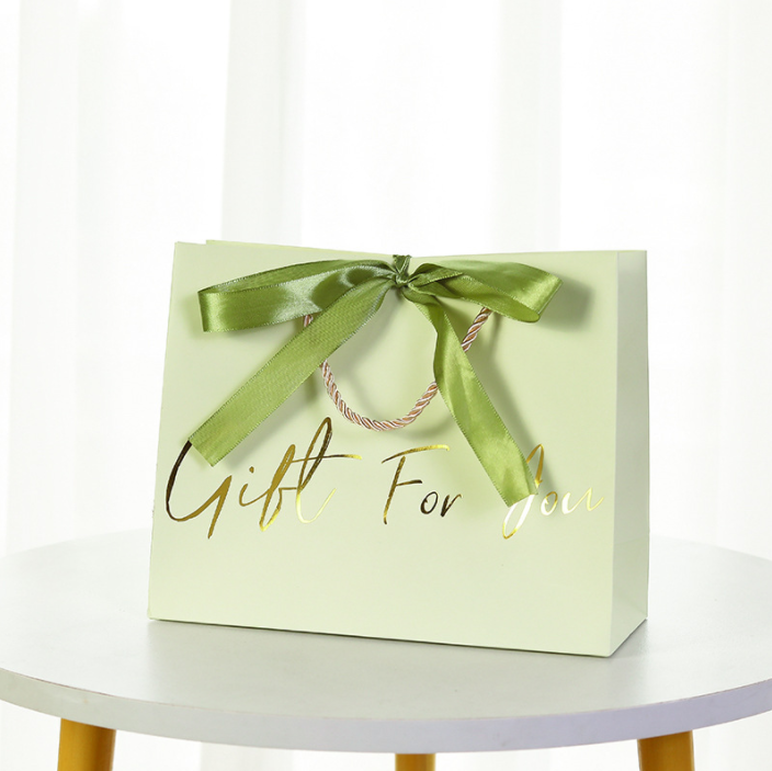 Shopping Boutique Paper Gift Bags 300gsm With Bronzing Printed Logo Ribbon Handle