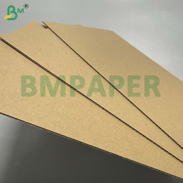 Tarjetas onduladas de flauta electrónica de color marrón de tres capas para hacer cartones de embalaje, sin recubrimiento 140/100/140gm