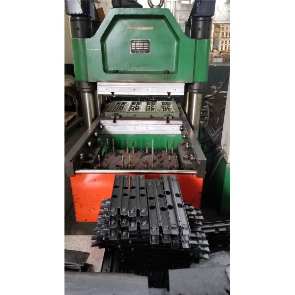 Болт тангажа ОЭМ 190мм на резиновых колодках экскаватора