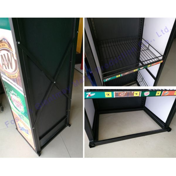 Выставочная витрина корзины конфеты картофельных чипсов розничного магазина