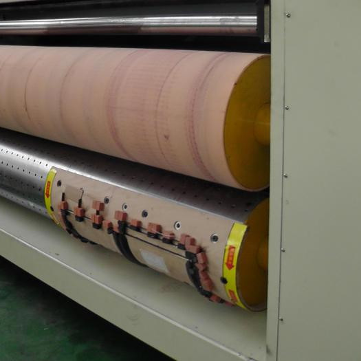 La máquina que corta con tintas acanalada semi automática rotatoria muere el cortador 2400