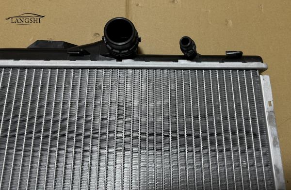 17113415693 Peças para automóveis Sistema de refrigeração de automóveis Refrigerador de líquido de refrigeração do motor para BMW X3 E83 03-11