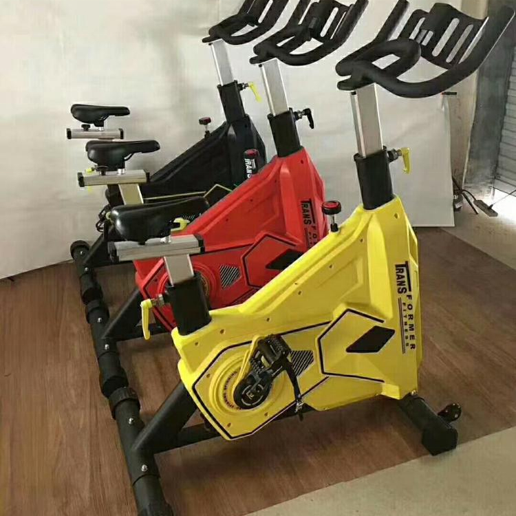 Machine d'entraînement cardio commerciale 13 kg Volant à vélo en salle