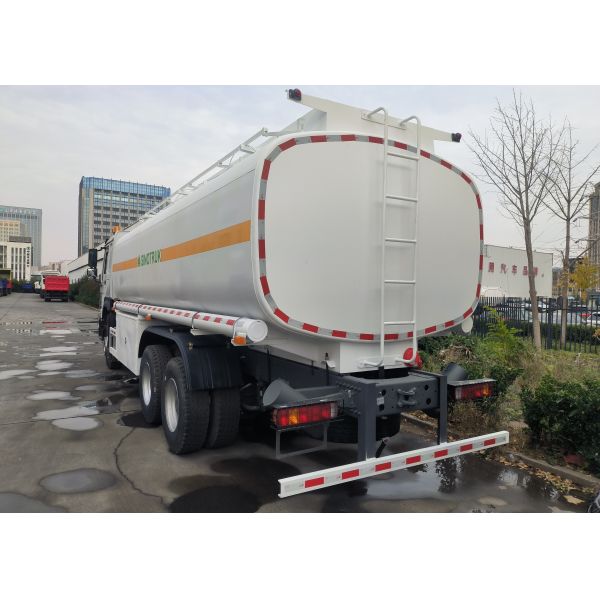 Sinotruk Howo 20CBM Fuel Tank Truck 10Wheels 340Hp 6 × 4 Multiple Compartments