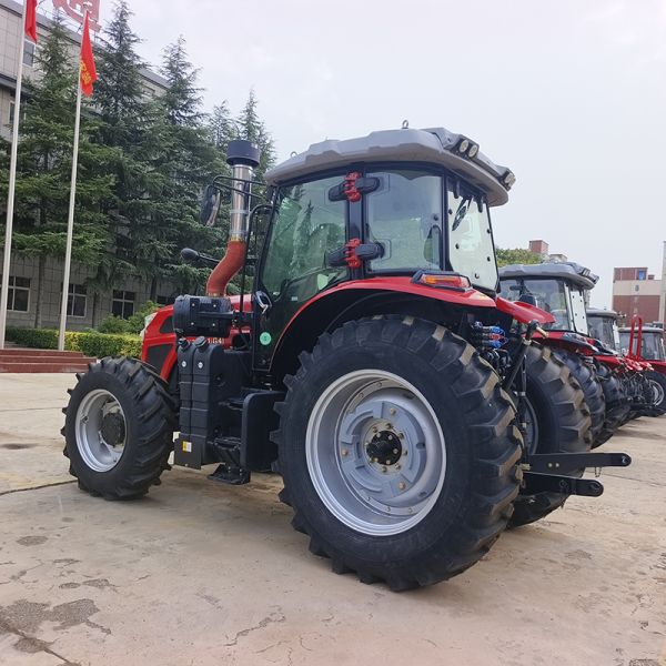 China-made tractors/YTO diesel engines, tractors with good reliability, large torque reserve, low fuel consumption, and high economic efficiency; farm tractors
