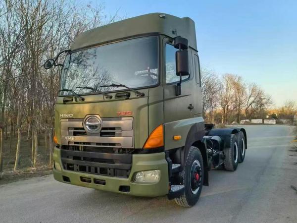 Venta de un camión tractor HINO 700 de alta calidad exportado de China.