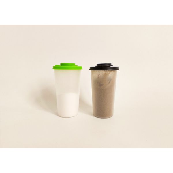 Boîtes en plastique avec un couvercle étanche pour le sel et les épices