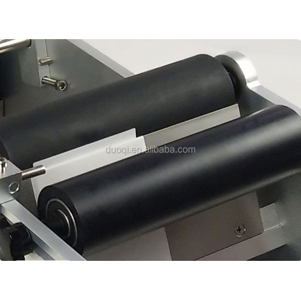 32KGS Semi Auto Round Bottle Labeling Machine High Accuracy Labeler Machine For Bottles