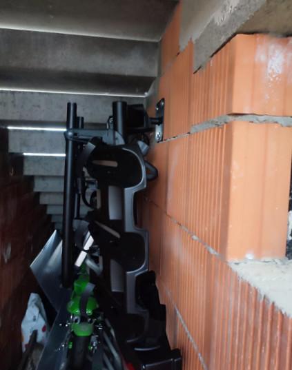 Revestimento de potência de aço carbono Porta-bicicletas Montar de parede Inclui parafusos e pinças