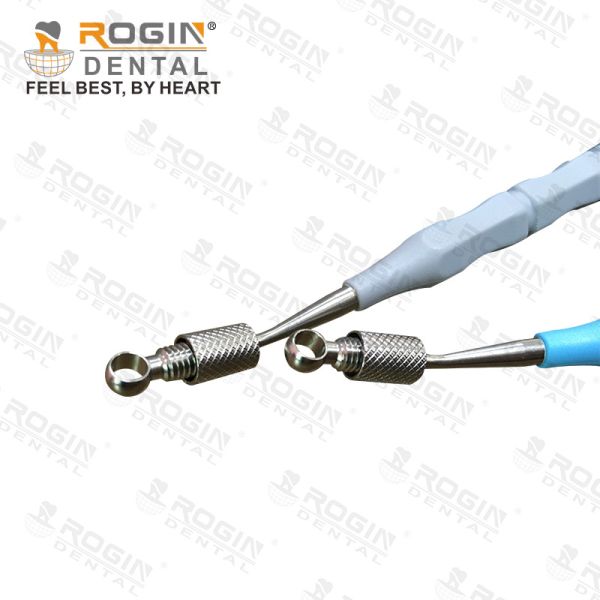 Рука использует материалы Endo держателя файлов Endodontic простые и практически