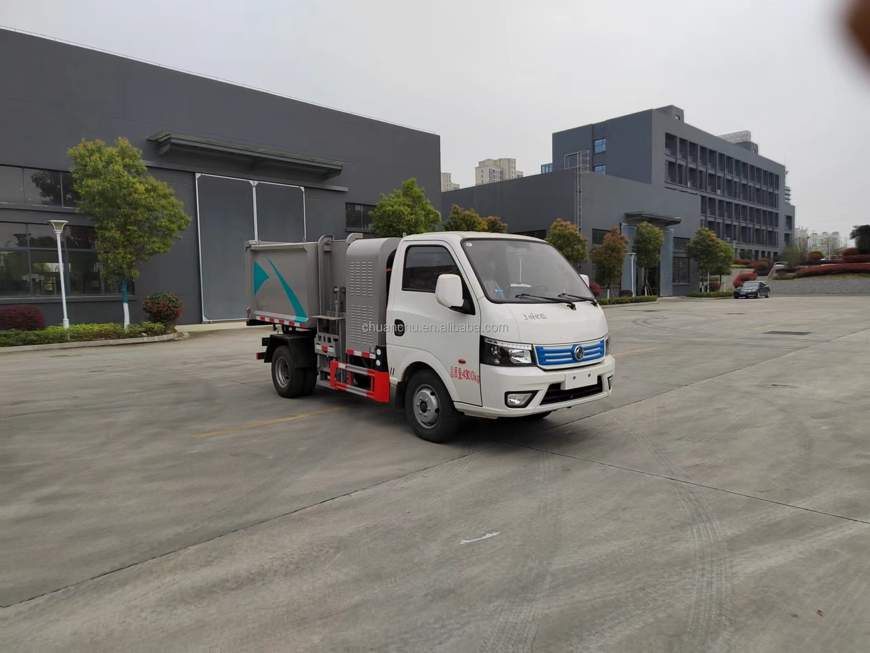 Self Loading Self Discharging Garbage Truck Powered by Pure Electric