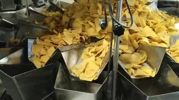 Máquina de empacotamento vertical 50g do descanso 100g Chips Popcorn Puffed Food Weighing