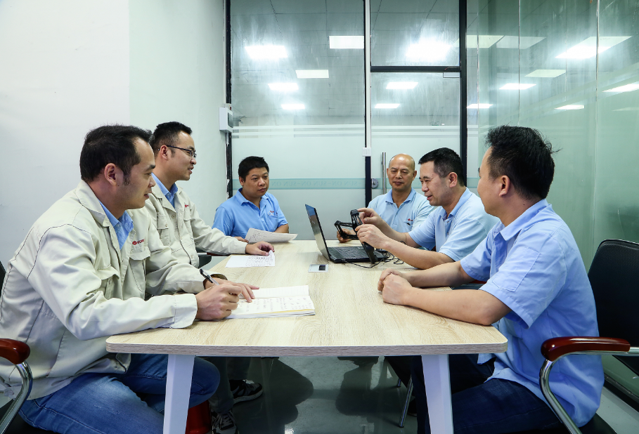 Высокая светлая УЛЬТРАФИОЛЕТОВАЯ отлитая в форму впрыска брызг разделяет пластиковый случай для навигатора плоского автомобиля