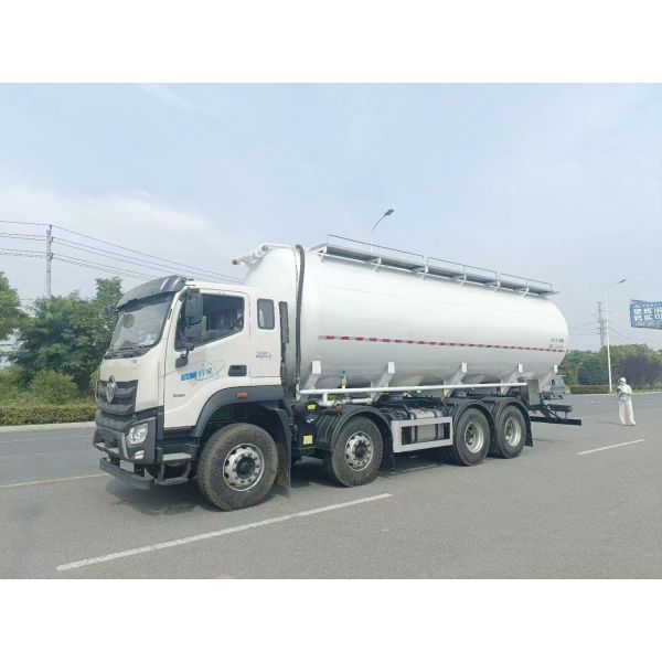 Air Conditioning Cab Euro3 or Euro4 Bulk Cement Transport Truck With Emission Standard