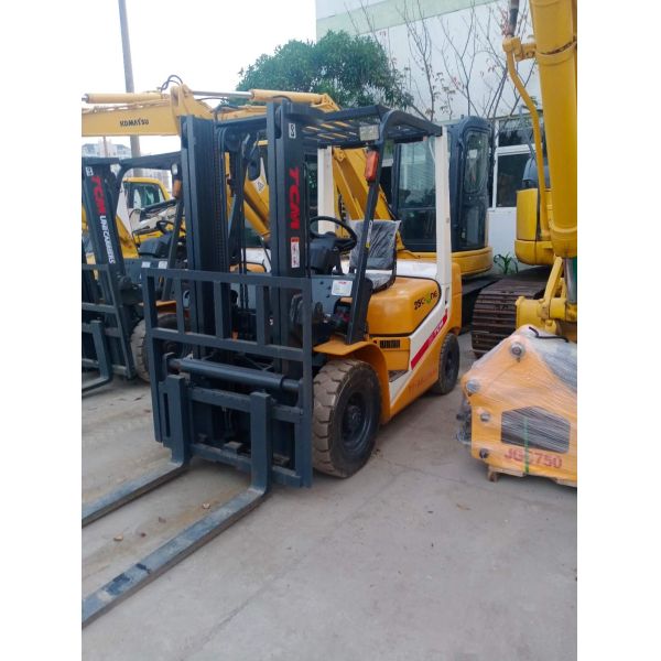 Japan Original TCM FD25 2Ton Forklift with 96KW EPA Engine and Hydraulic System