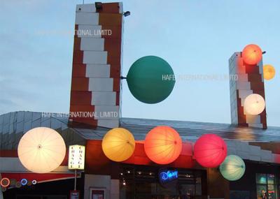 Anunciando a decoração inflável da iluminação, a associação inflável do diodo emissor de luz RGB ilumina a flutuação da água do balão