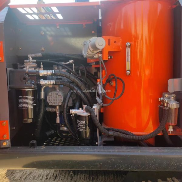 Une excavatrice usée Hitachi ZX120 avec 93KW de puissance et peu de temps de travail