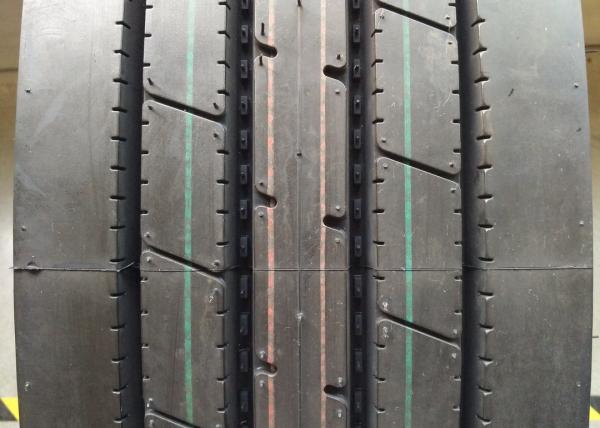 Exclusive Trailer Radial Truck Tires Black Color Reduces Irregular Worn 12R22.5