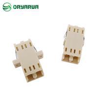 Le vêtement une pièce beige forment l'adaptateur optique de fibre du duplex LC de Flangeless