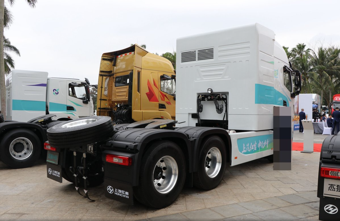 SAIC Hongyan Jishi 25T 6X4 Camión tractor eléctrico para camiones pesados Segmento 250kW Camión eléctrico energético en 2023