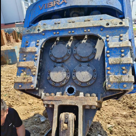 Four Eccentric Pile Driver – 1064kN High Impact Energy Per Blow + High‑Flow Merging Valve Unit 700L/min For Heavy Construction