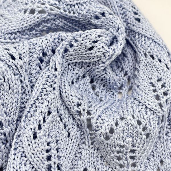 Le bébé main-bras tricotent le fil a mercerisé des fils de coton font du crochet le coton 100%