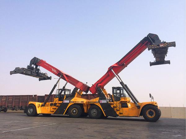 Wharfs / Storage Yards Reach Lift Forklift , Reach Fork Truck Anti Collision