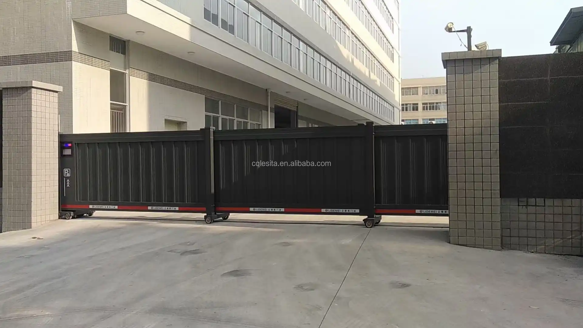 Industrial Retractable Aluminum Alloy Electric Sliding Gate with Remote Control Modern Design for Apartment Driveway Entrance