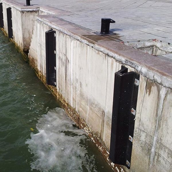1000mm Length V Type Fender Superior Docking Protection And Vessel Stability