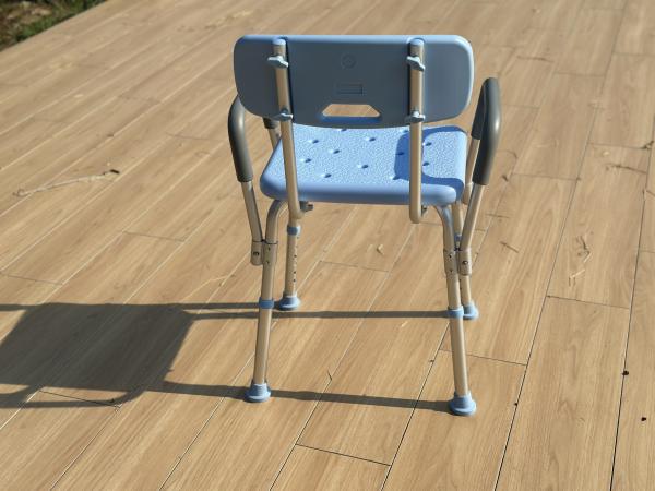 Silla de ducha ajustable para accesibilidad - Ayuda universal para el baño