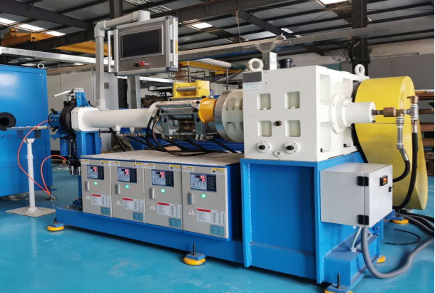 Cold Feeding Rubber Extruder Machine with Force Feeding Screw, Strainer Mechanism, and PLC Control System
