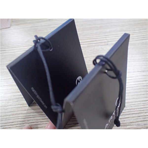 Черный вид одежды бумажной карты сложенный маркирует эко- дружелюбный логотип белизны печатания чернил