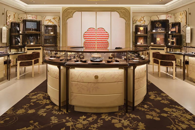 Luxury Jewelry Showroom with Full-Store Customization, Curved Glass Island Showcase & Multi-Tier Wall Display