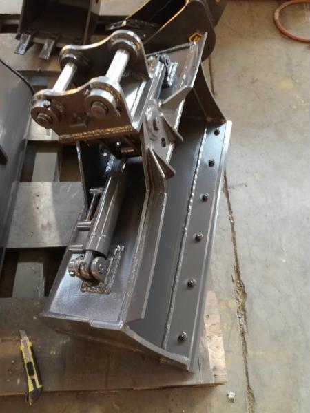 HYDRAULIC TILT BUCKET BLACK COLOR  HYDRAULIC TITLING BATTER BUCKET FOR EXCAVATOR