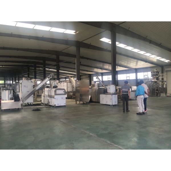 Отрывистая линия собачьей еды обслуживаний прессуя