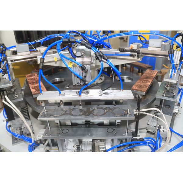 Точность управлением сварочного аппарата автоматной сварки прокладки мотора высокая с роторной платформой