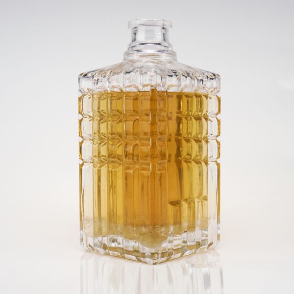 OEM/ODM Acceptable Square 500ml Eco-Friendly Glass Bottle for Whiskey and Beauty