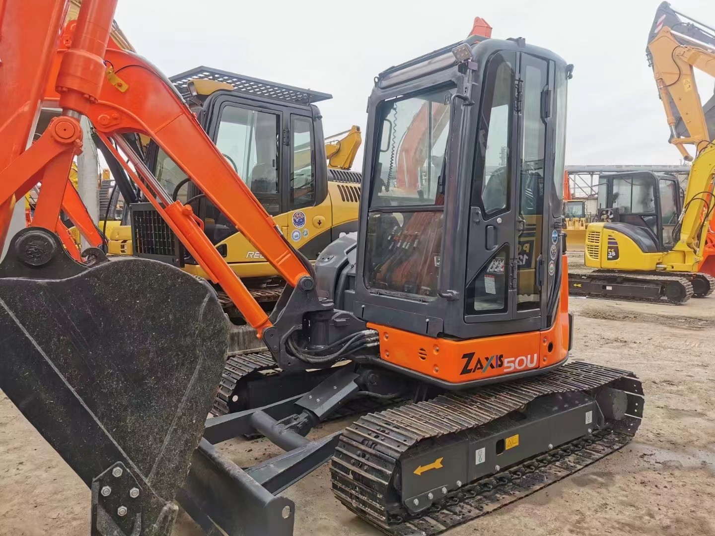 Подержанный экскаватор Hitachi ZX50U хорошего качества и доступной цены