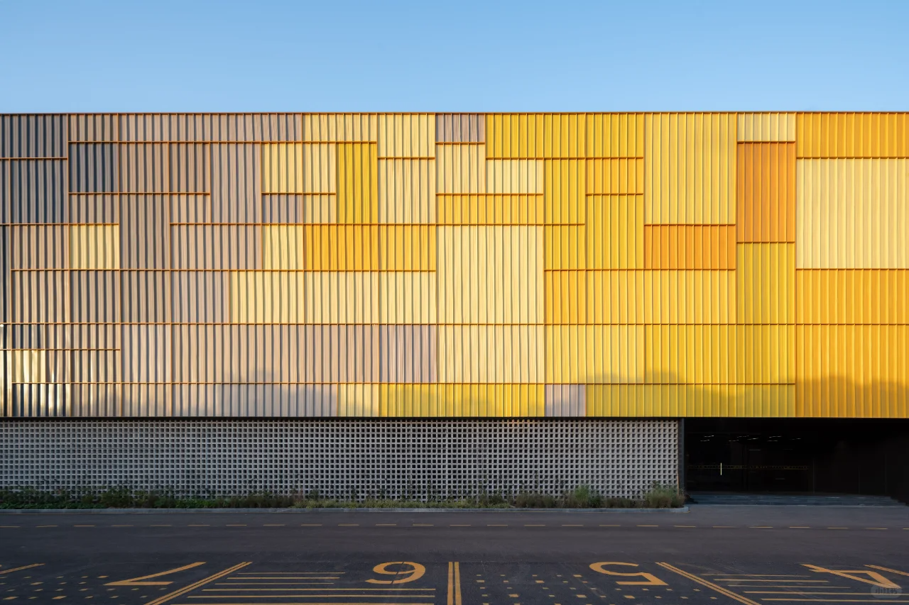 C/Z Modern Industrial Design Prefab Steel Structure Sandwich Panel Skyscraper Commercial Building for House Shop Office