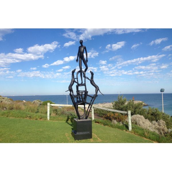 Большая бронзовая скульптура на открытом воздухе: человек и собаки, выражающие солидарность